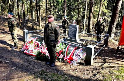 na grobach straconych członków ruchu oporu w Lesie Szwajcarskim