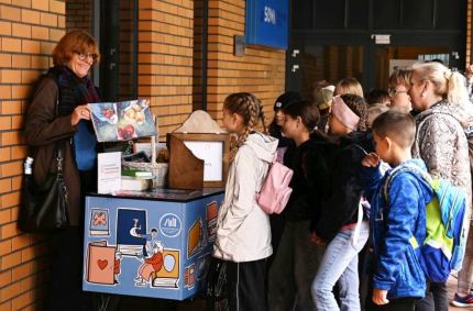 „biblioteka na kółkach" pozwala w nietypowych miejscach czytać książki 