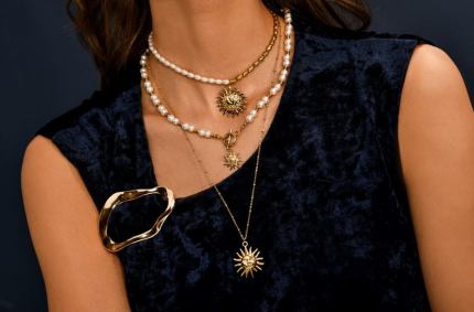 Idealny choker na zabawę karnawałową – jak łączyć go z różnymi stylami?