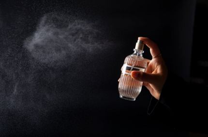 Co zrobić, by perfumy i mgiełki utrzymywały się na skórze przez cały dzień?