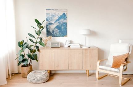 Minimalizm, krzywe linie i funkcjonalność: jak zmienia się design mebli