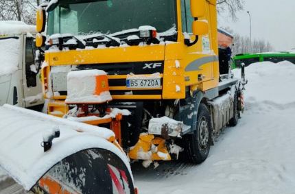 doszło do kolizji z udziałem pojazdu zimowego utrzymania