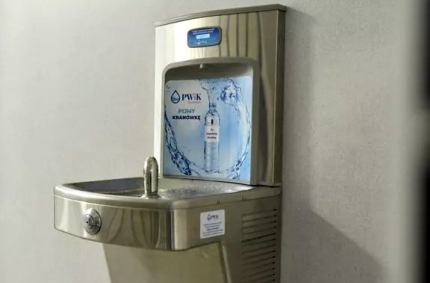 zainstalowanie powszechnie dostępnych źródełek wody pitnej 